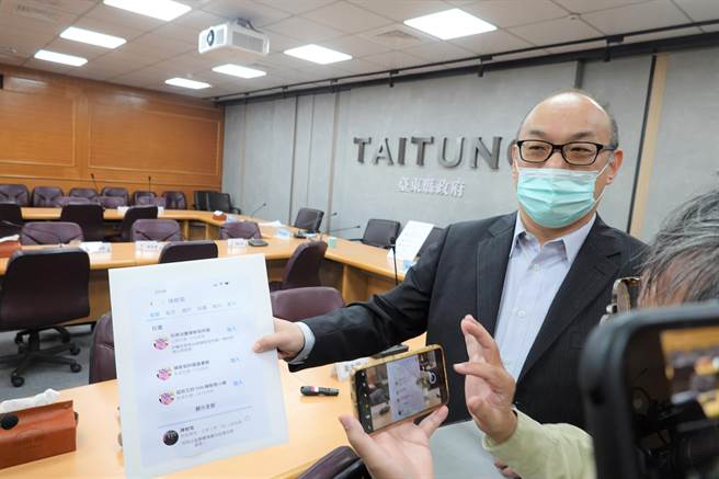 台东县政府24日开主管会报，警察局刑事警察大队黄维和大队长针对冒名创设陈树菊女士粉丝专页法律责任进行专题报告。（蔡旻妤摄）