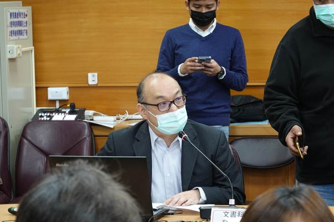 台东县政府24日开主管会报，警察局刑事警察大队黄维和大队长针对冒名创设陈树菊女士粉丝专页法律责任进行专题报告。（蔡旻妤摄）