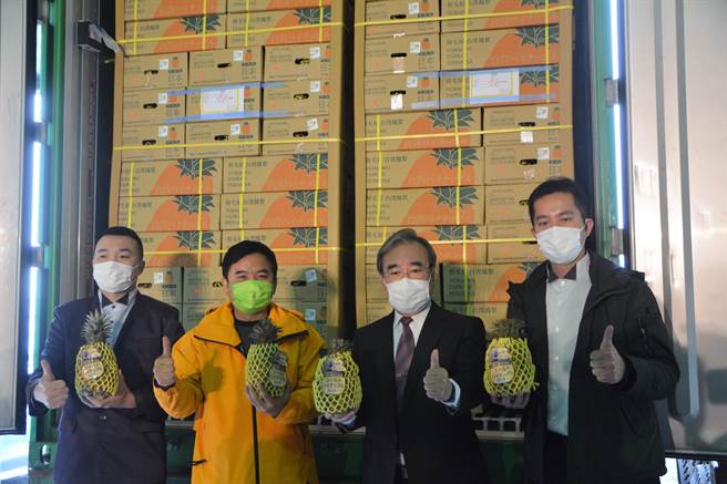 台灣鳳梨的銷日量大增8倍，屏東24日又封櫃40公噸金鑽鳳梨銷日，農糧署署長胡忠一（右二）稱，今年銷日量可望突破3萬公噸。（謝佳潾攝）