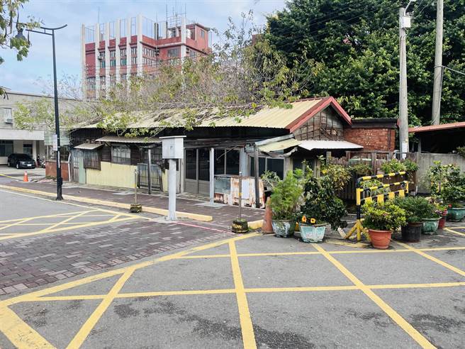 台铁大甲站站前北侧地上物荒废多年，所有权人迟不拆除，影响站前环境改善工程。（王文吉摄）