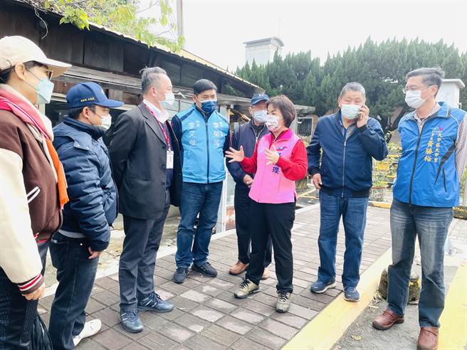 立委杨琼璎（右三）及台中市议员李荣鸿（右二）邀集相关单位现勘台铁大甲站站前环境改善工程。（王文吉摄）