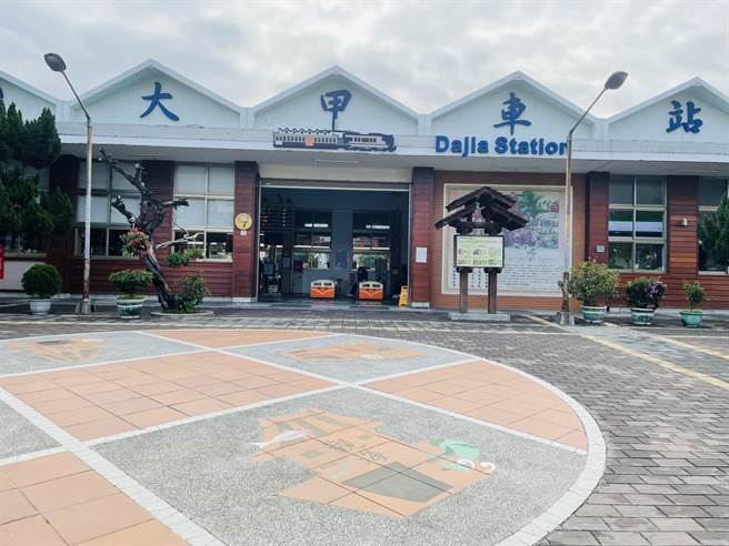 大甲火车站为当地重要交通枢纽，车站周边环境改善计画谈论多年一直未能启动。（王文吉摄）