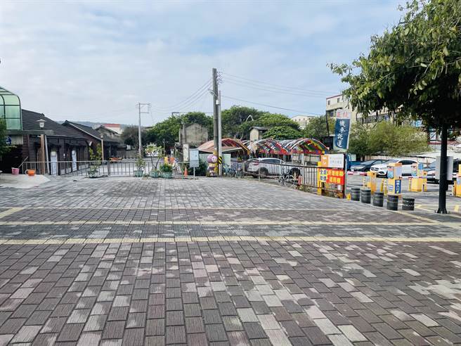 台铁大甲站南侧保留日式宿舍群。（王文吉摄）