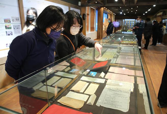 台中市雾峰区农会24日庆祝100岁生日，其中会史馆特展也开展，展出重要檔案及文献等等文物。（黄国峰摄）