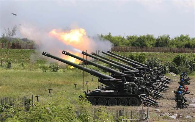 图为国军「汉光37号演习实兵验证」，2021年9月16日M110A2自走炮齐射，火力全开，场面震撼。（资料照片，黄国峰摄）