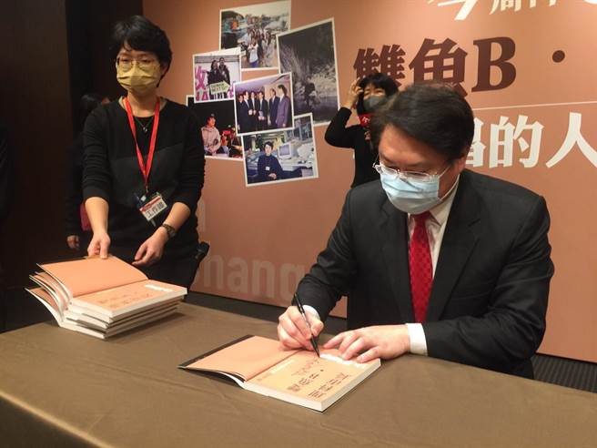基隆市長林右昌（右）24日發表新書《雙魚B．理科市長》。（張立勳攝）