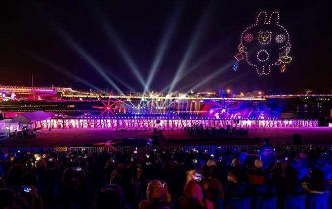 南投灯会以无人机呈现《卡娜赫拉的小动物》，让原作者也想亲临观赏。（南投县政府提供／廖志晃南投传真）