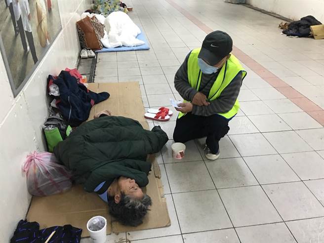 桃園市社會局統計，目前街友造冊人數有209人，近3年街友「脫遊」人數逐年上升，尤其去年協助24人重返社區，其中7人返家、17人穩定就業3個月以上。（桃園市社會局提供／陳夢茹桃園傳真）