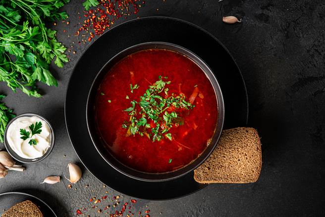 乌克兰人从约一千一百年前的古国基辅罗斯(Kievan Rus)时期，就已经开始烹调罗宋汤享用。(示意图／shutterstock)