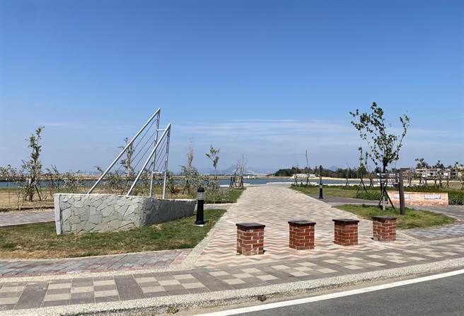 金門縣府規畫運用官澳灣口的陸域、水域空間，結合新興遊憩設施和玩法，打造東半島遊憩新市集。（金門縣府觀光處提供）