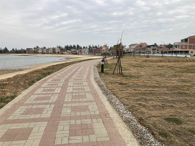 官澳灣口的人行步道。（金門縣府觀光處提供）