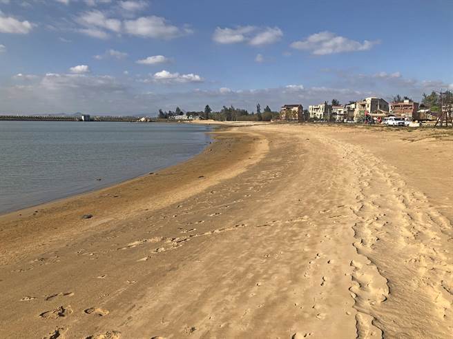 官澳灣口的內環沙灘。（金門縣府觀光處提供）