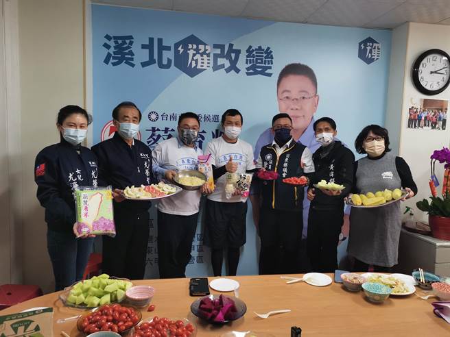 国民党台北市议员罗智强(中)展开400公里徒步谢票之旅，24日下午2点40分左右抵达台南新营蔡育辉(左三)服务处，受到支持民眾热烈欢迎。(刘秀芬摄)