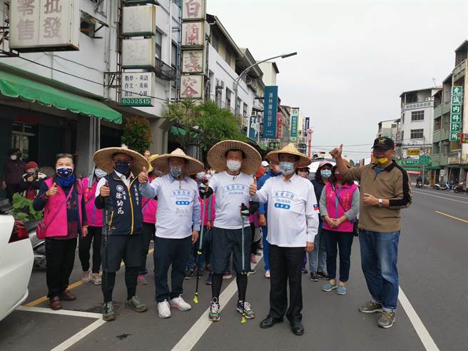 国民党台北市议员罗智强(前右二)展开400公里徒步谢票之旅，24日下午短暂休息，3点20分左右从新营再出发。(刘秀芬摄)