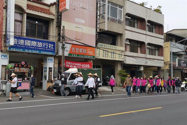 国民党台北市议员罗智强展开400公里徒步谢票之旅，24日下午短暂休息后，3点20分左右从新营再出发。(刘秀芬摄)