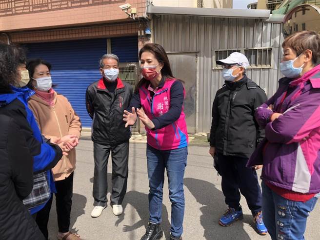 桃园中坜巷弄内豪大雨积淹水，市议员谢美英促改善。(谢美英提供／吕筱蝉桃园传真)