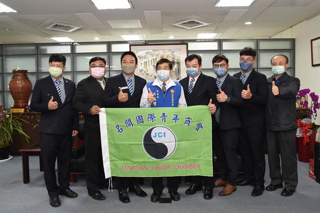 名间青商会到县府拜会，由秘书长洪瑞智（右五）接见。（南投县政府提供／廖志晃南投传真）