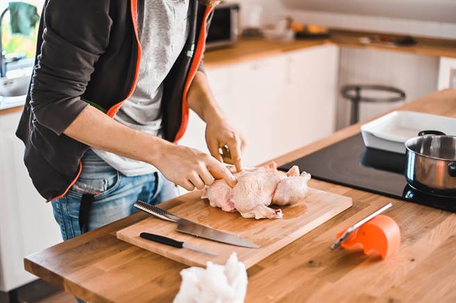 日本一名男子在床上做菜，甚至把床垫当锅子使用，让百万人看傻眼。(示意图/达志影像)