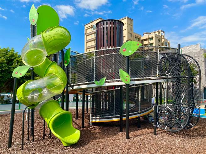 新庄头前重画区内头前运动公园罐头游具已不堪使用，公所打造「漫步森林」主题特色游戏场，有2层楼高树梢观察站、弹跳床及螺旋步道等让小朋友探索设施（戴上容摄）