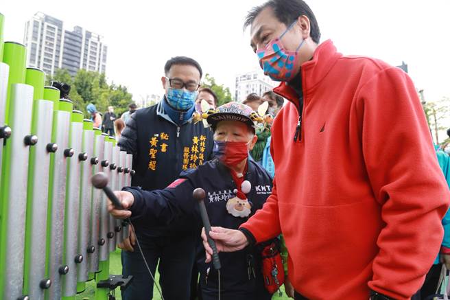 副市长刘和然到场剪彩表示，未来新北市将会继续盘点各公园，继续打造更完善的公园休憩空间，图为刘和然体验设施（戴上容摄）