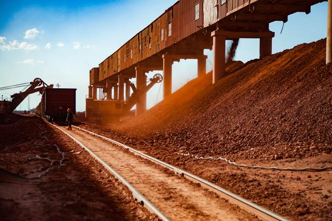 铝矿主要产国俄罗斯今天对邻国乌克兰发动军事攻击，铝价应声攀上歷史新高。(示意图／shutterstock)