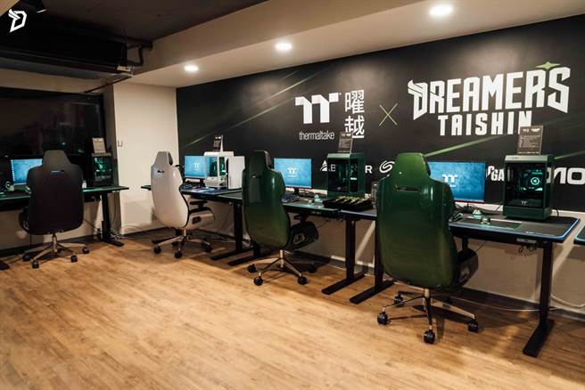 台新梦想家与曜越科技跨界合作打造球员宿舍专属电竞室。(台新梦想家提供)