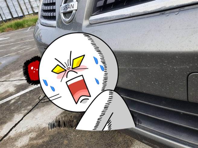 一名男网友把车子交给老婆停，结果下场竟赔上一块车牌，让他好无奈。（翻摄自脸书社团《爆废公社二馆》）