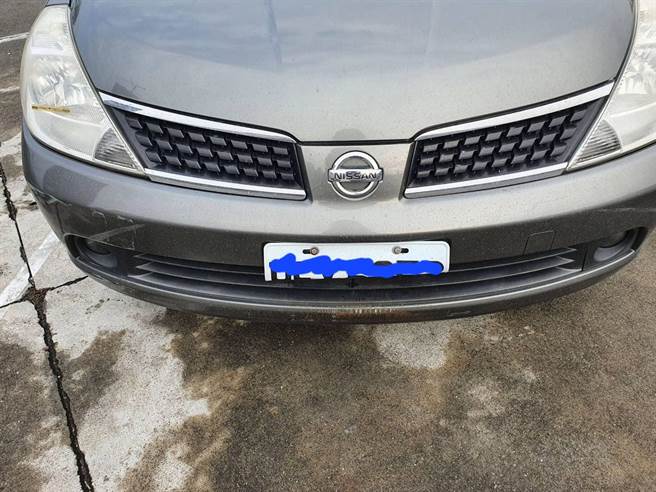 原PO拍下多视角的车牌惨况，发现车牌真的被折入进气孔内，完全看不见车牌下半部。（翻摄自脸书社团《爆废公社二馆》）