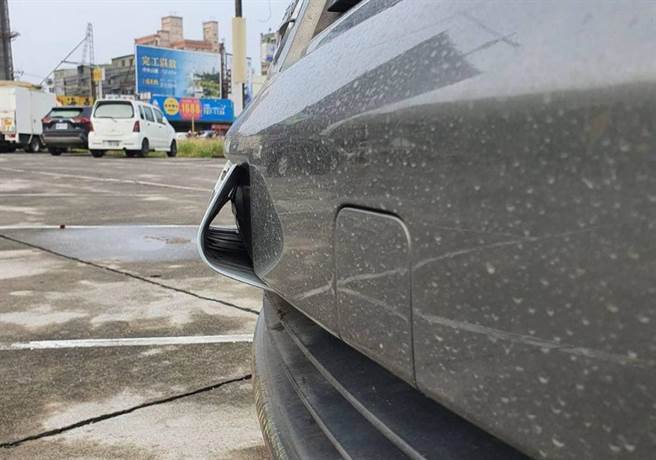 车牌的下半部完美的隐身在进气孔中。（翻摄自脸书社团《爆废公社二馆》）