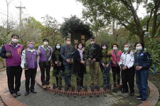 大村乡花树银行 ，保育了原生树种生生不息，县长王惠美24日前往以实际行动，种下代表性的原生树种刺叶桂樱，呼吁一起来关心原生树种的復育。（吴敏菁摄）