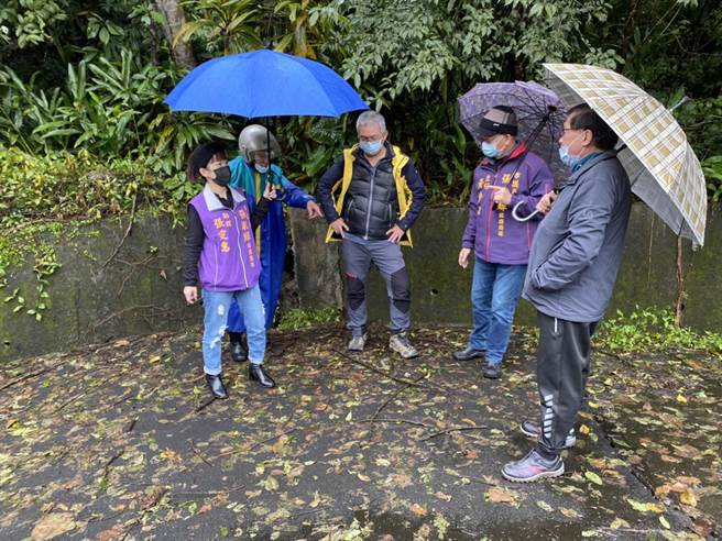 市议员张耿辉担心民眾骑车行经有安全疑虑，要求市府立即改善。（议员张耿辉提供／陈彩玲基隆传真）