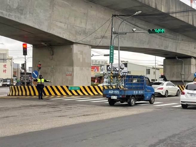 大园警分局表示，为因应连假期间涌入大竹交流道周边路段的大量车潮，将加派警力做交通疏导。（大园警分局提供／陈梦茹桃园传真）