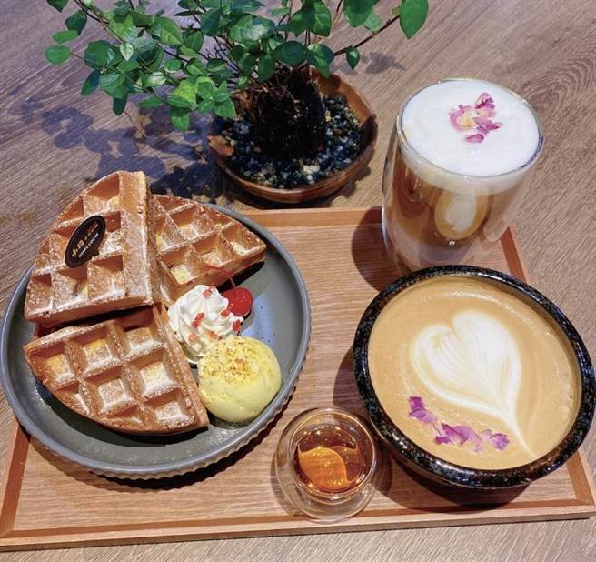 Global Mall桃园A19店的小樽手作珈琲推出双人下午茶套餐，原价490元，优惠价430元。（Global Mall提供）