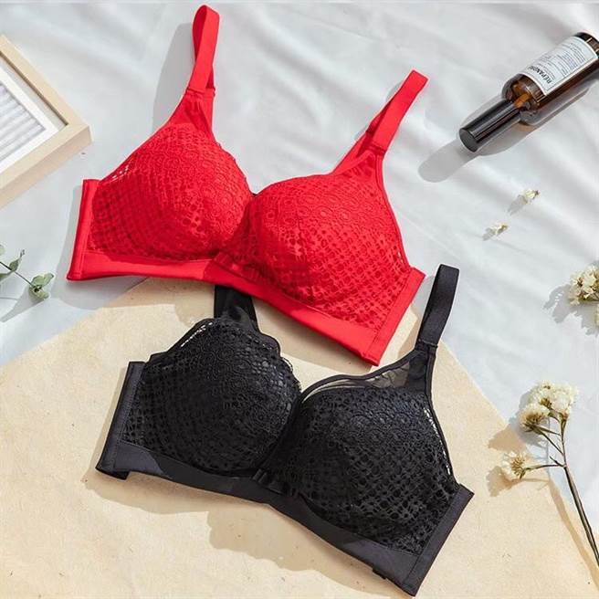 统一时代百货台北店推出AOR MORE 女王的天堂内衣，原价1190元，连假期间内享限量5组买一送一优惠。（统一时代百货台北店提供）