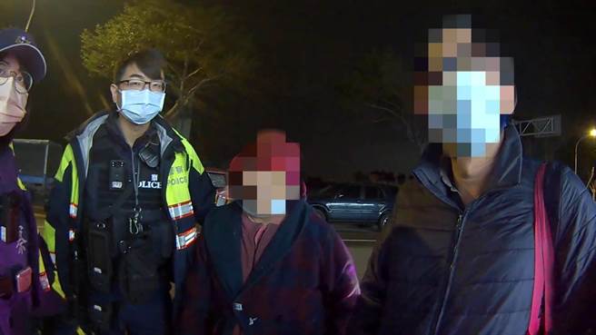 桃园市芦竹区有名82岁的陈姓老妇人，深夜独自提着行李到海山路上某处民宅频频敲门，吓得该户民眾立刻报警求助。（芦竹警分局提供／陈梦茹桃园传真）