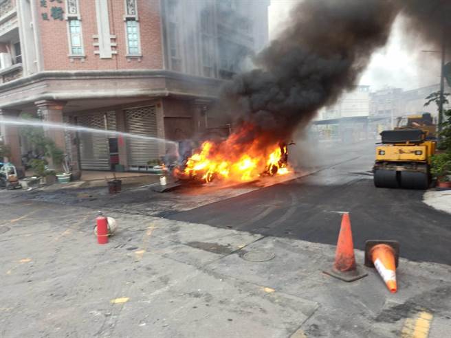 彰化市自强南路巷道24日下午4点多，进行铺设柏油路面工程时，满载沥青的工程车突然起火，消防局动员抢救。（彰化县消防局提供／吴敏菁彰化传真）