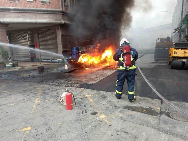 彰化市自强南路巷道24日下午4点多，进行铺设柏油路面工程时，满载沥青的工程车突然起火，消防局动员抢救。（彰化县消防局提供／吴敏菁彰化传真）