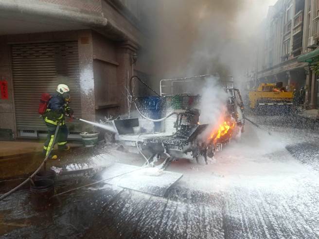 彰化市自强南路巷道24日下午4点多，进行铺设柏油路面工程时，满载沥青突然轰得一声起火，消防局动员抢救。（彰化县消防局提供／吴敏菁彰化传真）