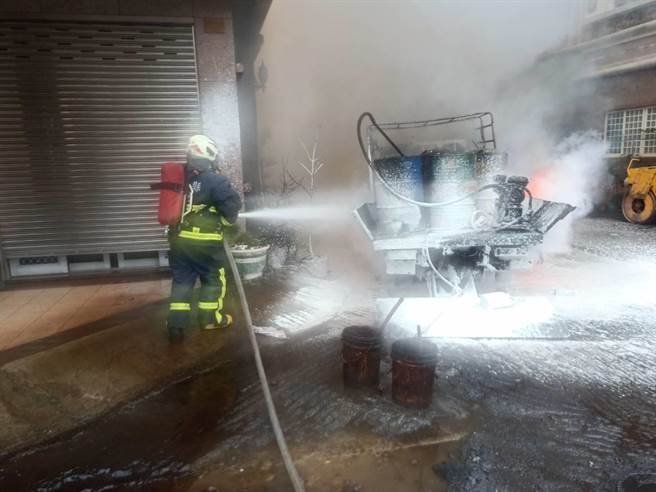 彰化市自强南路巷道24日下午4点多，进行铺设柏油路面工程时，满载沥青的工程车突然起火，消防局动员抢救。（彰化县消防局提供／吴敏菁彰化传真）