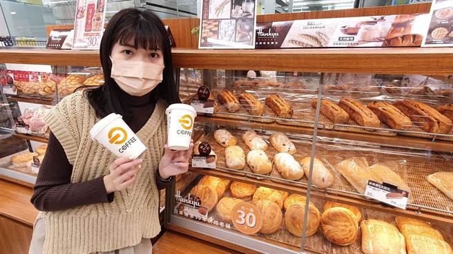全联228连假优惠，实体门市OFF COFFEE买1送1、阪急麵包4个100元。(全联提供）