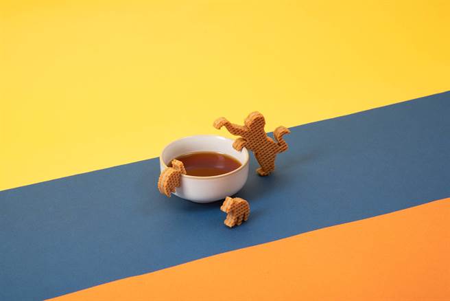 搭配微熱山丘品牌咖啡「8號咖啡」品嚐，讓「山丘芭娜娜」在口感與風味上都更具層次。（圖／品牌提供）