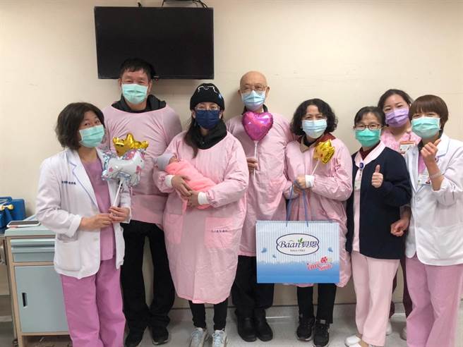 卫生福利部基隆医院挽救早产女婴，状况持续好转，今开心庆祝满月。（卫生福利部基隆医院提供／陈彩玲基隆传真）