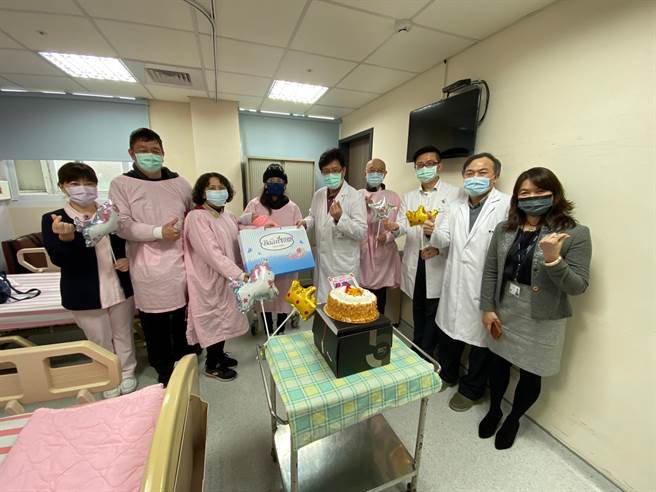 卫生福利部基隆医院挽救早产女婴，状况持续好转，今开心庆祝满月。（卫生福利部基隆医院提供／陈彩玲基隆传真）