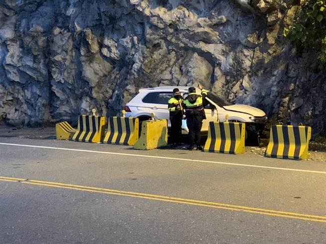 69歲李姓老翁，今傍晚駕車行經蘇花公路近崇德隧道口時，不慎被一顆約20公分彈飛的落石砸中，石頭當場打破車子的前擋風玻璃，李男因頭部被砸中後，直接失控直撞山壁，當場失去呼吸心跳，經送醫後仍不治。（警方提供／羅亦晽花蓮傳真）