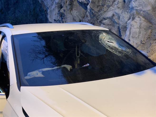 69歲李姓老翁，今傍晚駕車行經蘇花公路近崇德隧道口時，不慎被一顆約20公分彈飛的落石砸中，石頭當場打破車子的前擋風玻璃，李男因頭部被砸中後，直接失控直撞山壁，當場失去呼吸心跳，經送醫後仍不治。（警方提供／羅亦晽花蓮傳真）