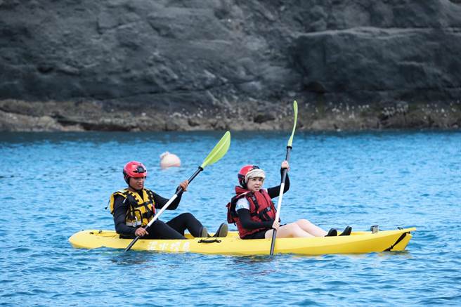 杨贵媚首次挑战独木舟。（公视提供）