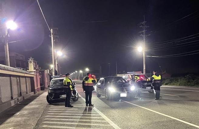 228连假，嘉义县警方配合内政部警政署全国同步取缔酒驾专案，连续3天实施酒测大执法，呼吁民眾醉不上道。（嘉义县警察局提供∕吕妍庭嘉义传真）