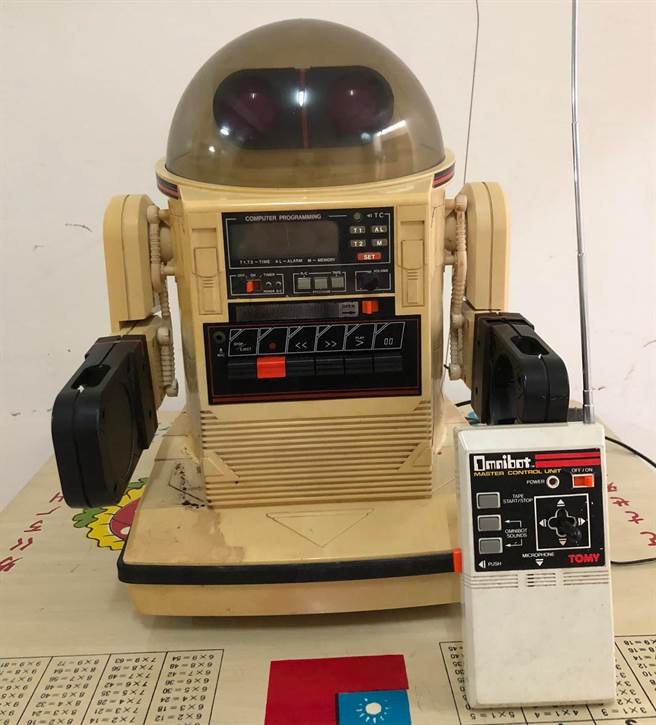 该名女网友分享30年前抽中的多功能机器人。（图／翻摄脸书社团爆废公社）