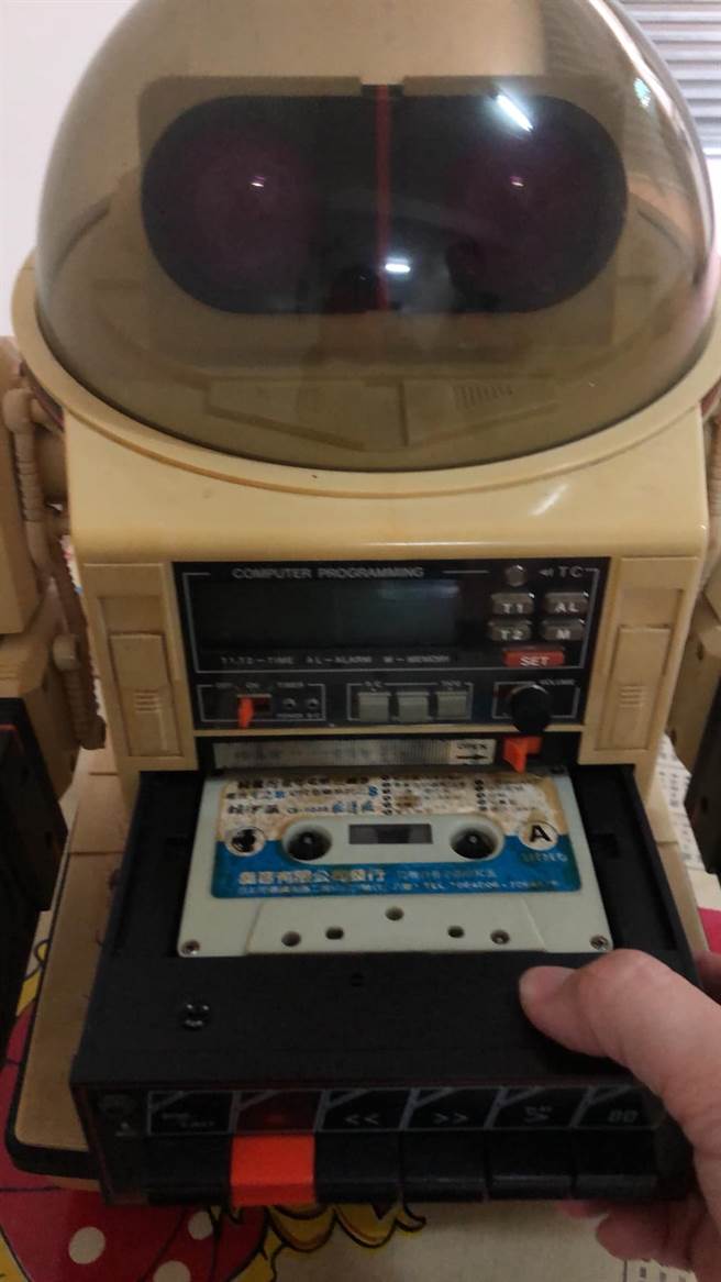 这款多功能机器人不仅可以端饮料，还可以放录音带。（图／翻摄脸书社团爆废公社）