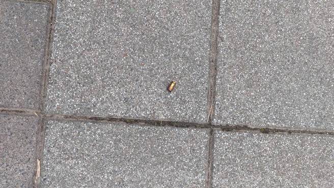 新竹地檢署民眾停車場24日下午傳出槍擊案，停車場地板仍有彈殼。（民眾提供）